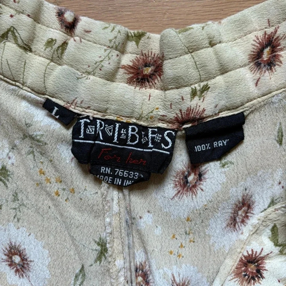 Large Vintage lightweight floral Cottagecore A Line Skirt w/ button details - Picture 3 of 4